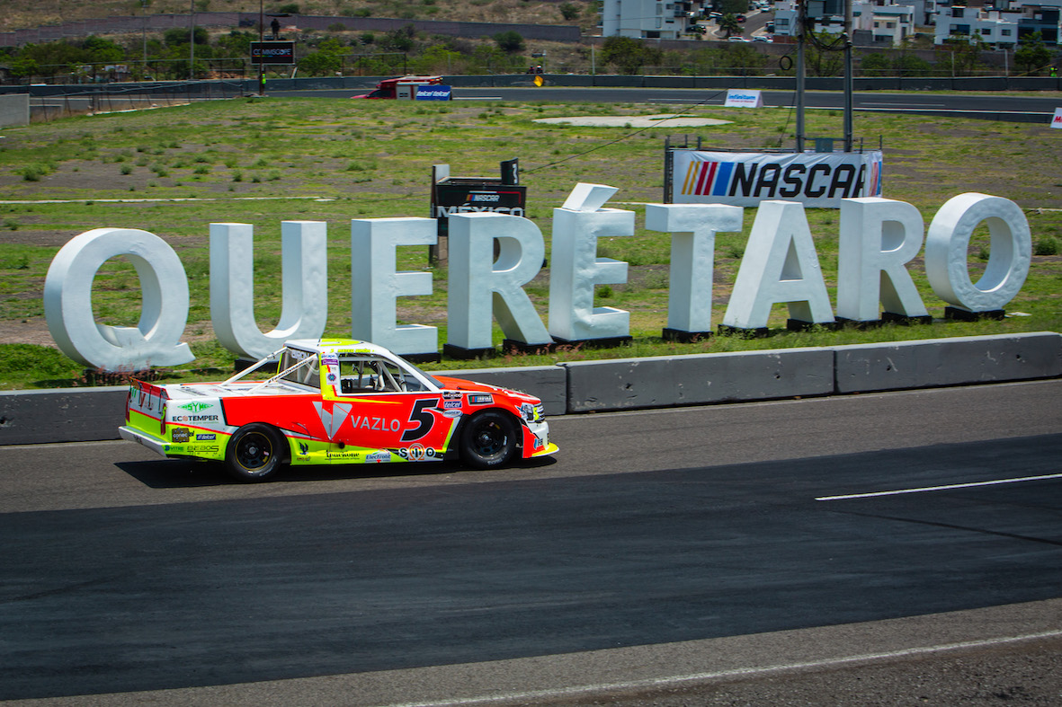 Camioneta número 5 de Mateo Girón rueda en el Autódromo de Querétaro