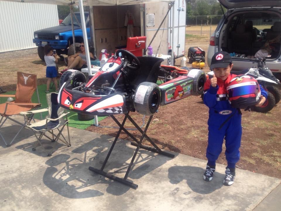 Mateo con su kart a los 5 años